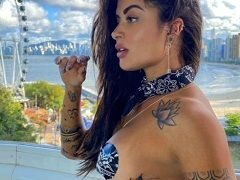 Aline Riscado exibe peitão sensual em stories do Instagram
