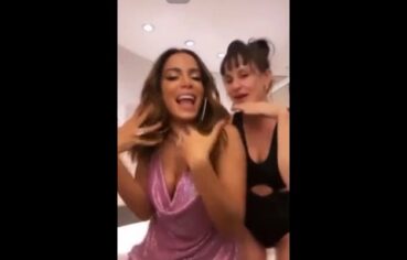 Anitta e Clara Lima quase mostram tudo em decote gigante