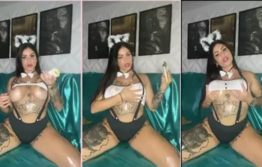 Bucetuda em live se masturbando muito com carinha de safada