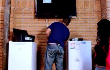 Casada gulosa chupando o pau do eletricista até gozar