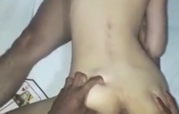 Casada magrela fode com dois machos enquanto o corno assiste