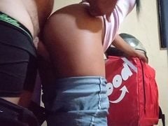 Casada ninfeta fode com entregador do Ifood
