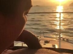 Casada Parou em Alto Mar Com Seu Marido Numa Lancha e Chupou a Rola Dele no Por do Sol