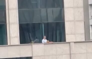 Coroa safada fode funcionária na varanda do prédio em sexo amador