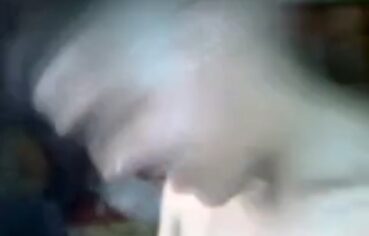 Dois amigos metem forte na coleginha gostosa em vídeo caseiro