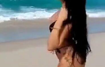 Elisa Sanches exibe corpo perfeito de puta gostosa na praia com biquíni minúsculo