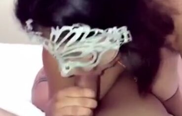 Esposa tatuada peituda chupa e cavalga gostoso na rola