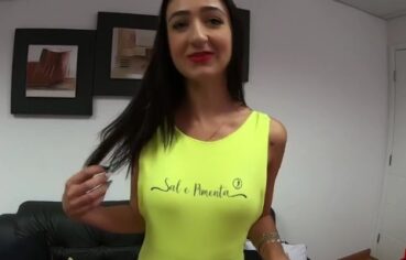 Fanny Mello esfregando a buceta no ritmo do funk
