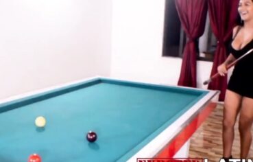 Gata safada perdeu na sinuca e sentou forte no pau do amigo