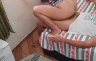 Gata senta forte e mostra como esfola o pau do macho