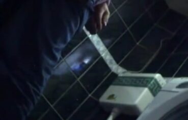 Gerente do RH mete gostoso na secretária no banheiro da empresa