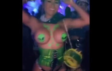 Gostosa de ET mostra as tetas na rave e fode sem parar