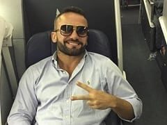 Gustavinho Ferreira em vídeo gay amador com amigos pelados no hotel