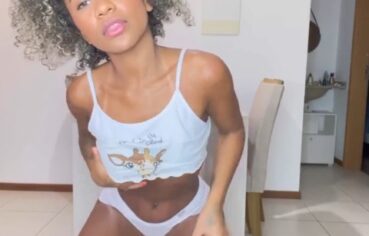 Izadora Lina leva rola no cu de quatro e geme gostoso