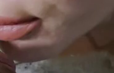 Janaina moreninha sentando gostoso na banheira até gozar