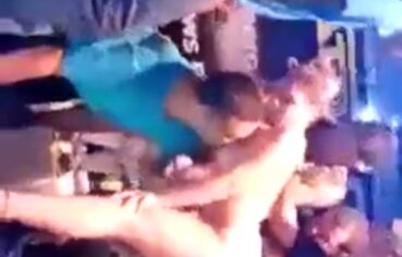 Larissa, a ninfeta do interior, se entrega em suruba quente na net