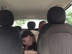 Manu chupando a pica do passageiro no carro
