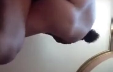 Maria Luíza mostra a buceta molhada transando em pé com macho
