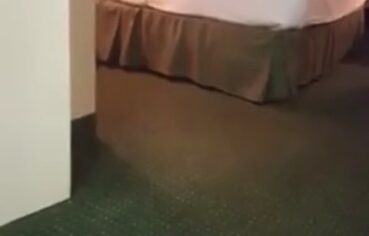 Marido corno pega esposa dando pro amante na cama do casal