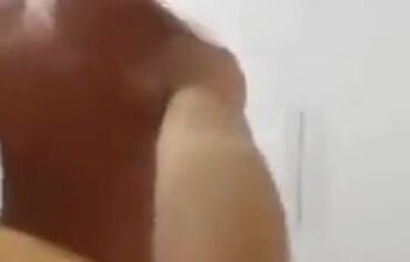 Marido Safado Grava Esposa de Quatro Enchendo o Cu Dela de Prazer