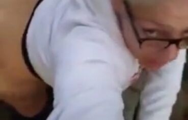 Mery safadinha levou uma gozada na bunda no meio do mato