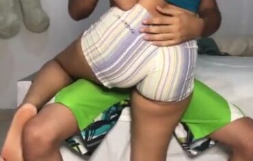 Moreninha rabuda cavalgando até gozar na barriga