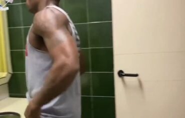 Negro dotado mete forte na cunhada e deixa ela toda arregaçada
