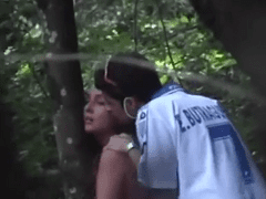 Ninfeta safada arrepiando o namorado no meio do bosque