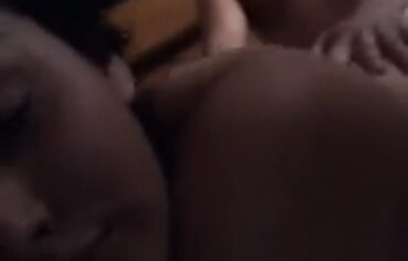 Ninfetinha safada grava vídeo selfie transando de quatro