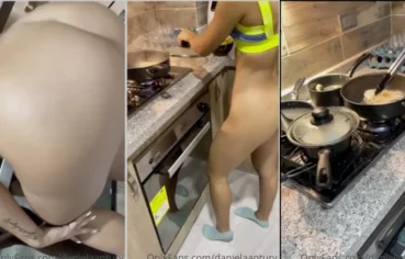 Novinha putinha só de cropped cozinho sem calcinha