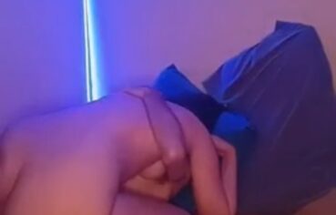 Novinha safada do casal bi quica de ladinho com talento