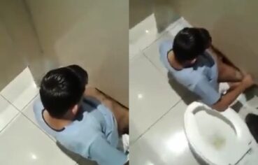 Novinhos gays pegam fogo em banheiro público e são flagrados