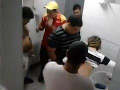 Orgia com safada no banheiro do posto de gasolina