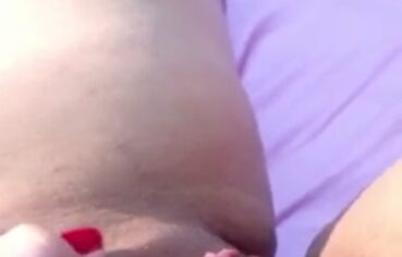 Queen Rainha mostra sua buceta carnuda e greluda com safadeza