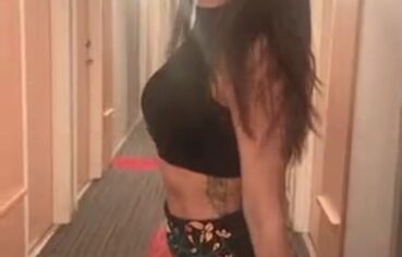 Rainha hotwife exibindo o corpo gostoso pro corno e o amante no motel