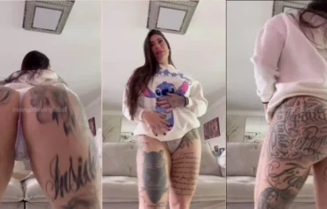 Safadinha da bunda tatuada rebolando muito pra câmera