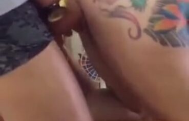 Tatuada gostosa arreganha de quatro na cadeira enquanto o macho mete sem dó