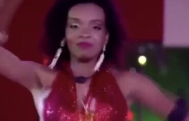 Thelma do BBB20 soltou os peitos em festa de samba quente
