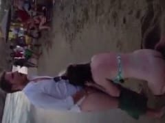 Vadia Chupa Pau de Sortudo em Festa Lotada na Praia e Cai na Net com Voyeurs Filmando a Sacanagem e Multidão