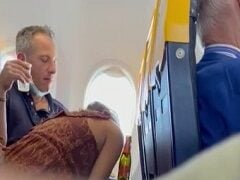 Vadia foi flagrada fazendo boquete no coroa dentro do avião