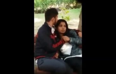 Amadora Tarada Chupa o Namorado em Praça Pública e é Flagrada Gemendo