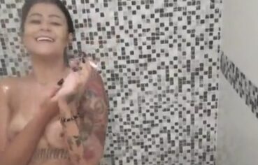 Amanda Safada Surpreende com Putaria Quente no Chuveiro