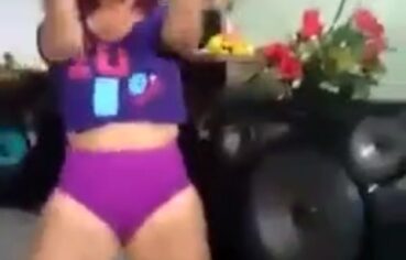 Anã gostosa dança funk e seduz parceiro em vídeo quente