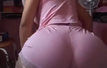 Angel Loirinha RJ Faz Hora Extra Com Pijaminha e Bunda Gigante