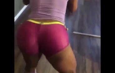 Barbara Ferreira Dança Com Bunda Gigante Na Academia Enquanto Amiga Grava