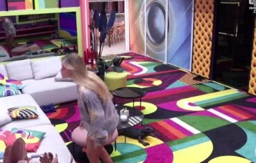 Bárbara Heck exibe a buceta peluda sem pudor na casa