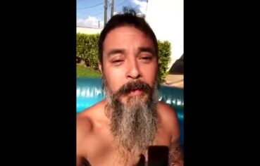 Barbudo Esbanja Whisky e Buceta na Piscina em um Natal Quente