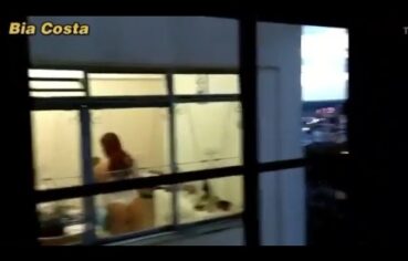 Bia Costa Flagrada Pelada Pelo Vizinho Tarado Que Filmou Tudo