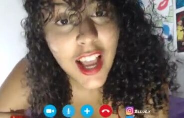 Bianca Moreninha Exibida Esfrega a Xereca Suculenta na Cama com Tesão