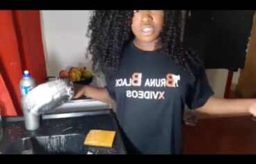Bruna Negra Dona de Casa Transa Na Cozinha Com Muito Tesão
